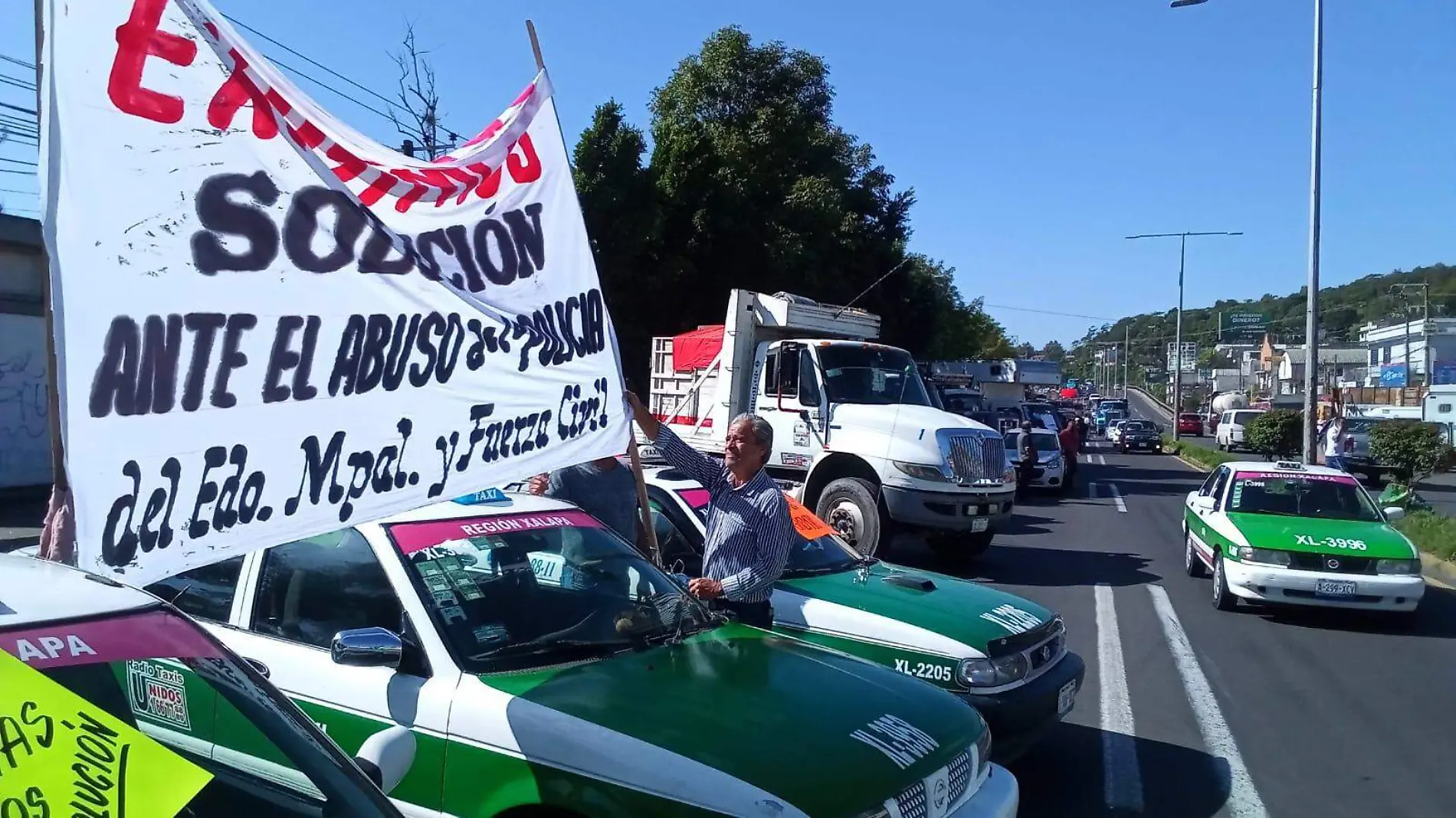 Taxistas se unen al bloqueo de la Amotac